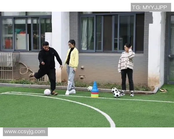 足球球星绕桩训练展现卓越控球技巧与身体协调能力