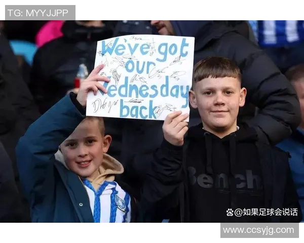 球迷热情高涨围观足球球星亲临签字现场引发万人排队盛况 球迷热情高涨围观足球球星亲临签字现场引发万人排队盛况